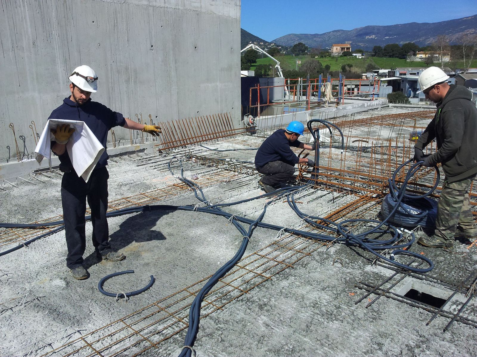 Équipe SUD Électricité sur une dalle en chantier